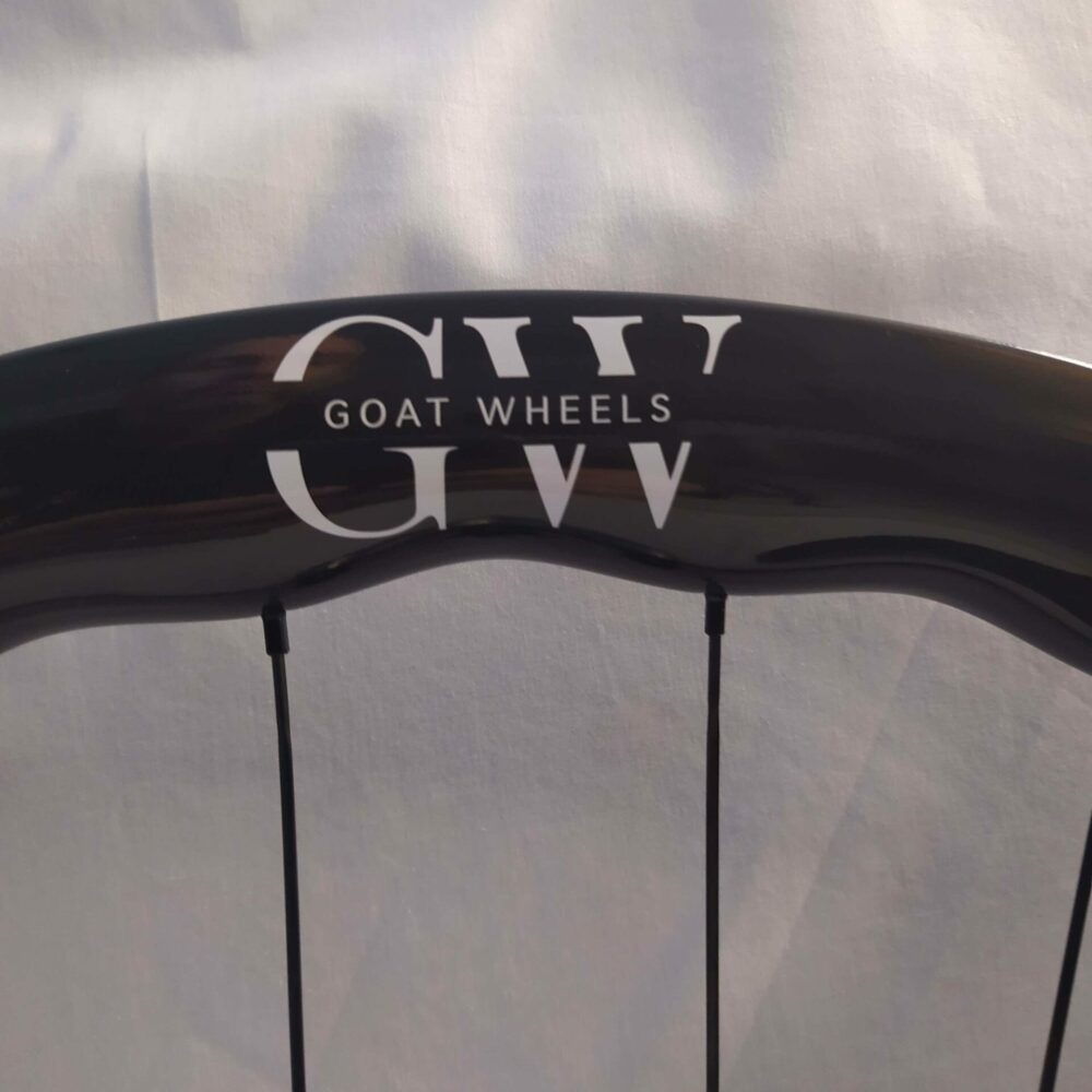 Ibexd4045W_1 Zoom sur le logo blanc d'une roue vélo route en carbone Ibex D4045W