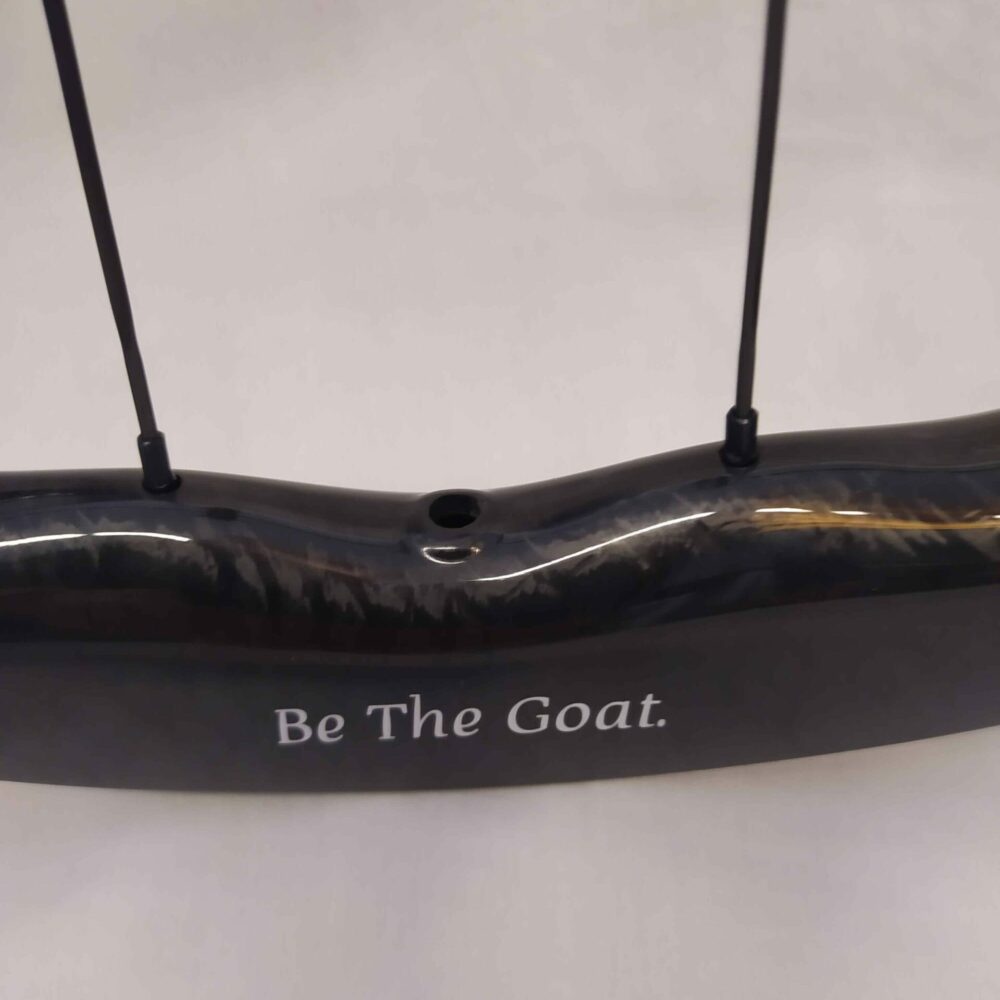 ibexd4045W_3 Zoom sur le bas d'une roue vélo route carbone Ibex D4045W et le trou de valve