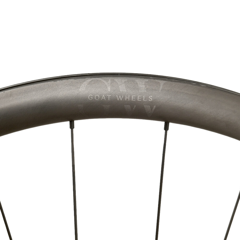 DSC_0009 Zoom sur le haut et le logo gravé d'une roue vélo carbone Mountain GOAT D35.2