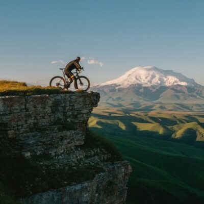 vélo de route avec roues carbone devant un joli paysage