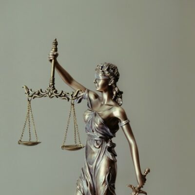 Statue Métallique avec une balance