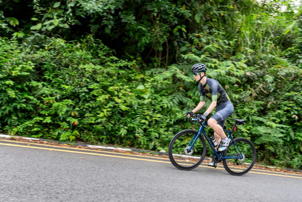 cycliste sur vélo de route à pneus tubeless en montée