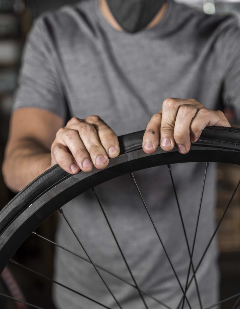 montage d'un pneu sur jante de vélo de route