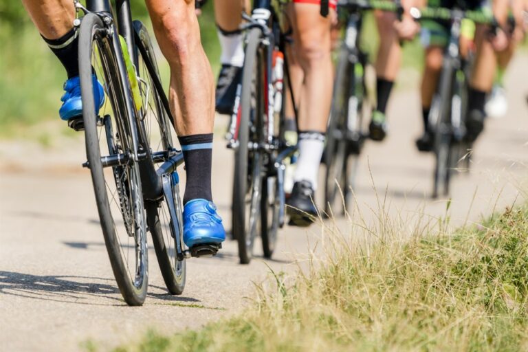 passage de cyclistes pendant une cyclosportive