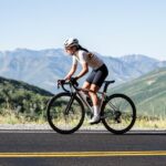 cycliste sur un vélo performant customisé