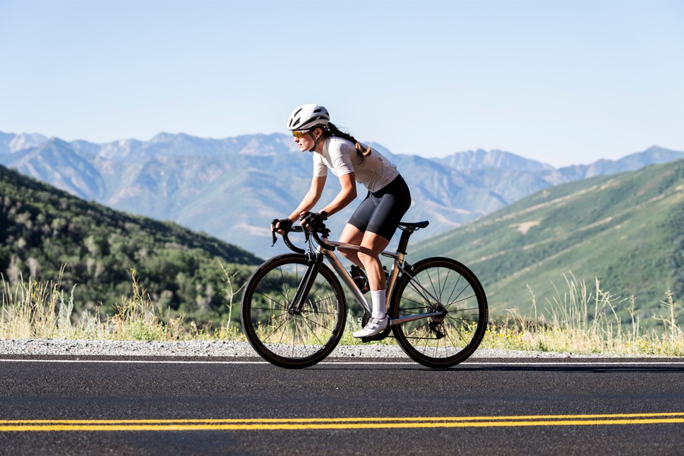 cycliste sur un vélo performant customisé