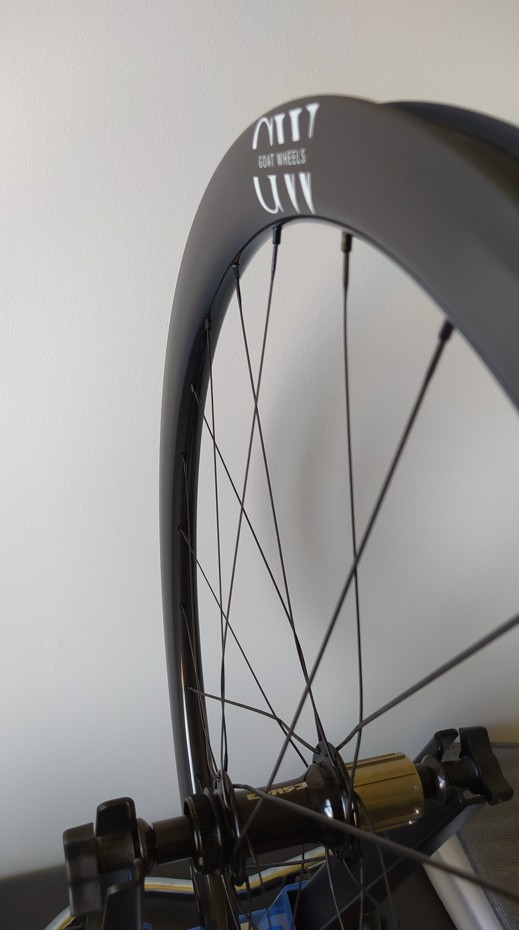 Jante hookless GOAT Wheels de gravel en cours de montage
