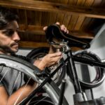 ajustement de la hauteur de selle sur un vélo