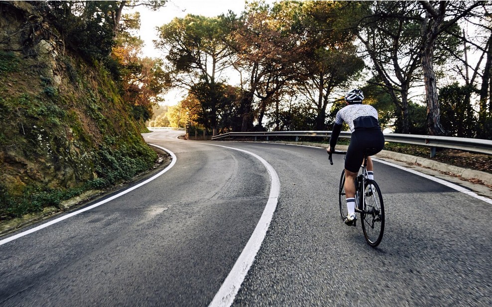 cycliste sur une route escarpée lors d'une sortie à vélo