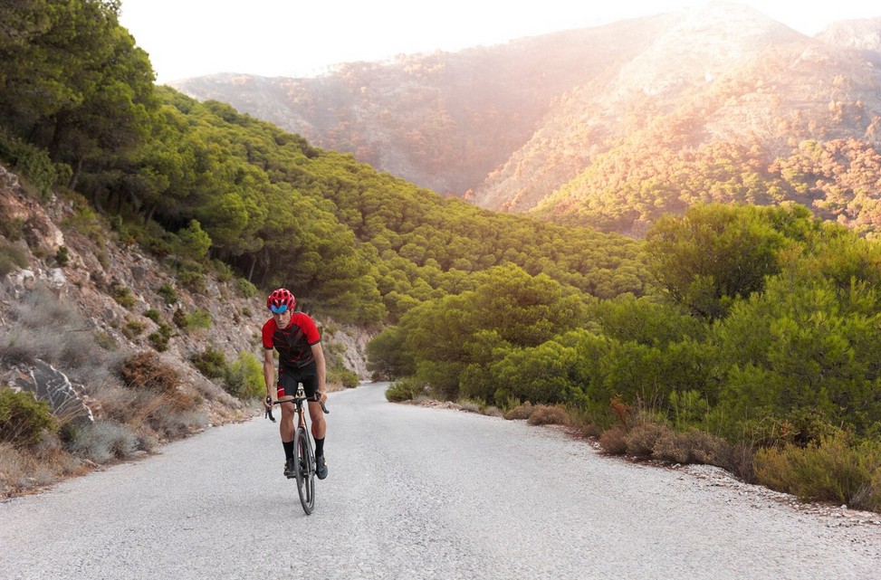 cycliste montant une côte en danseuse