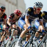 cyclistes professionnels pédalant sur leur vélo