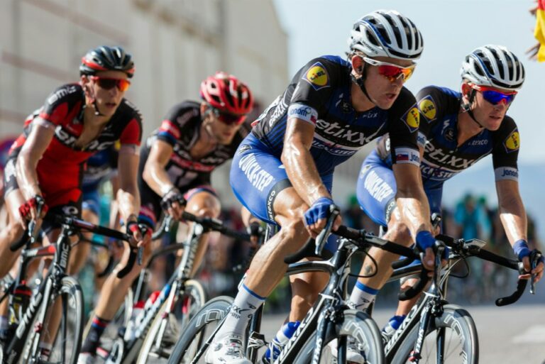 cyclistes professionnels pédalant sur leur vélo