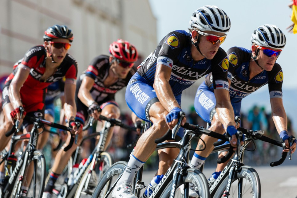 cyclistes professionnels pédalant sur leur vélo