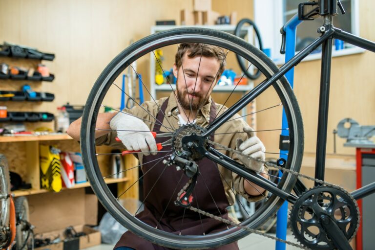 mécanicien retirant une roue de vélo arrière