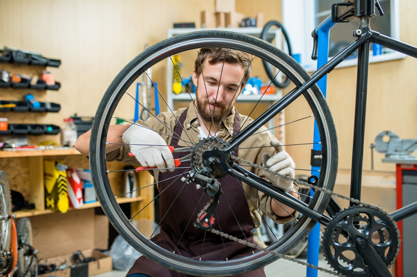 mécanicien retirant une roue de vélo arrière
